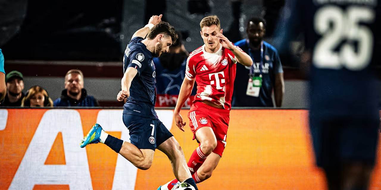 Khvicha Kvaratskhelia attempting a trick pass