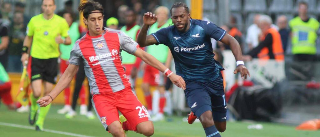 Cremonese and Lazio players in a battle for the ball