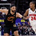 Daniss Jenkins dribbling the ball, guarded by Max Strus