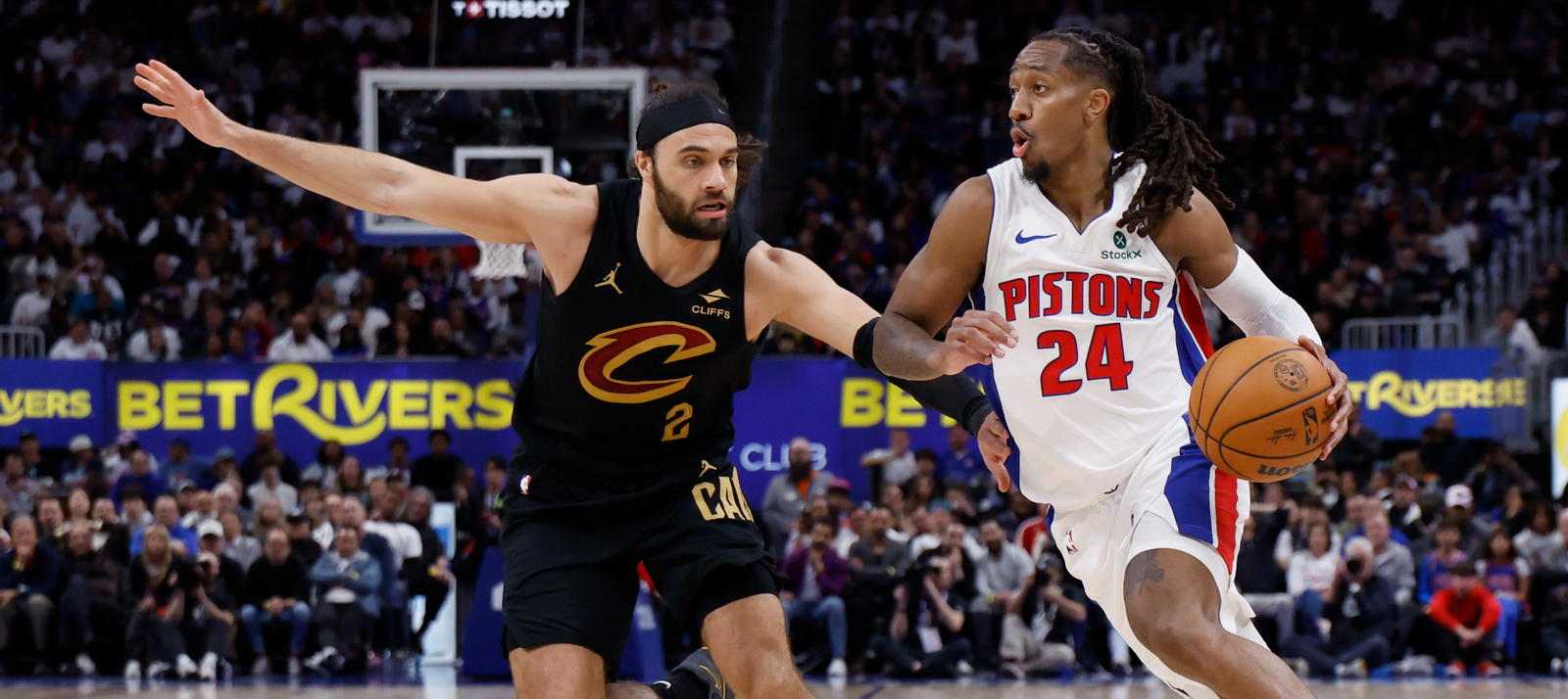 Daniss Jenkins dribbling the ball, guarded by Max Strus