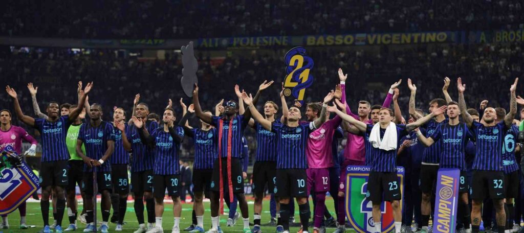 Inter players celebrate after winning their 21st Serie A title