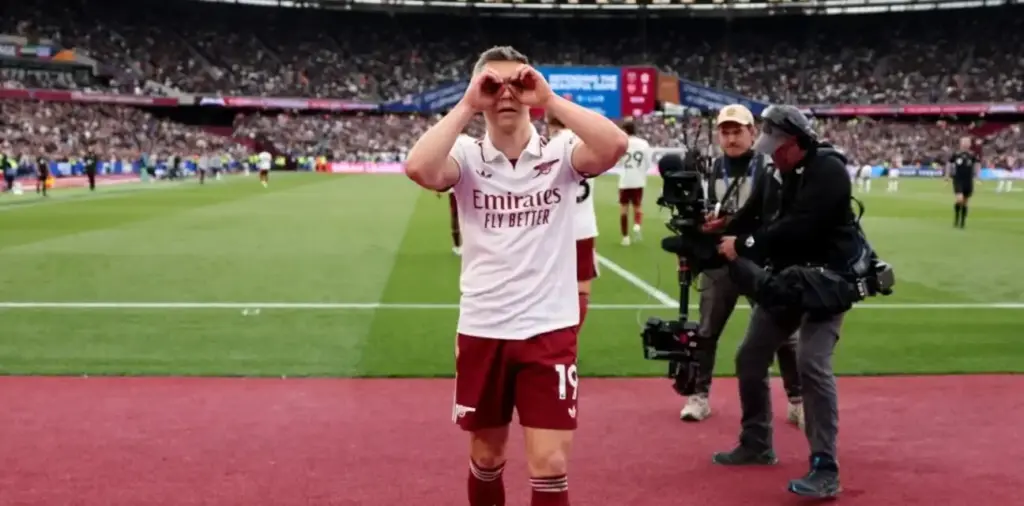 Leandro Trossard with his typical celebration