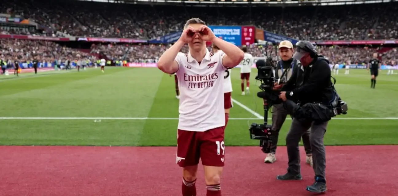 Leandro Trossard with his typical celebration