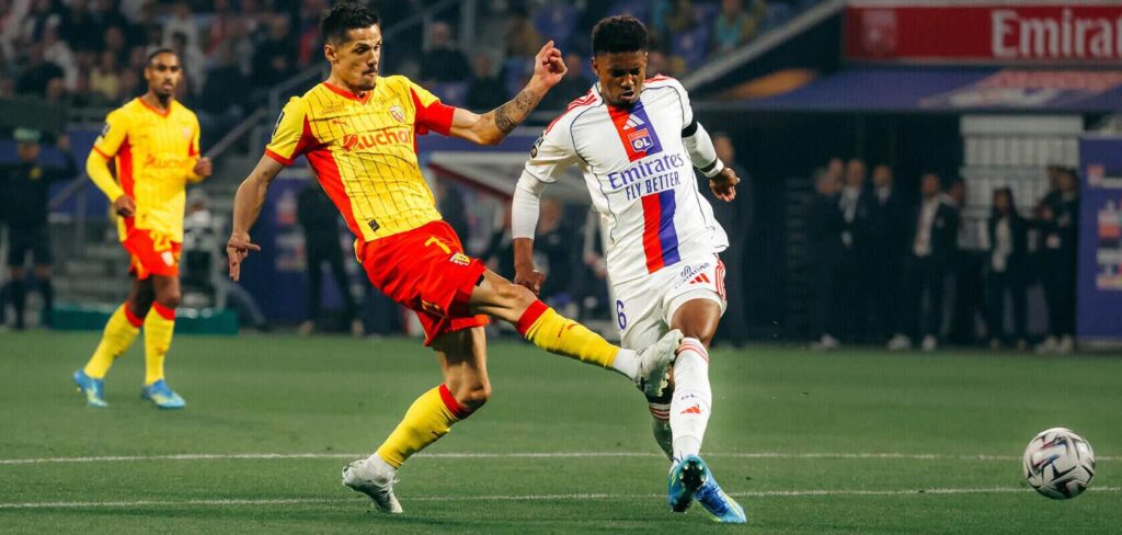 Lens and Lyon players in a battle for the ball