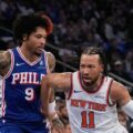 Jalen Brunson dribbling the ball, guarded by Kelly Oubre Jr.
