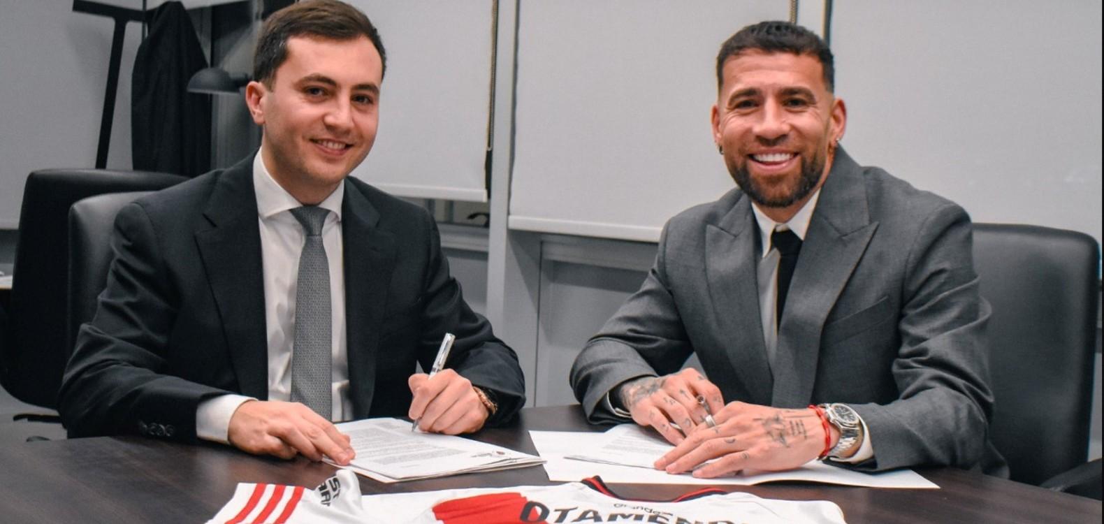 Nicolas Otamendi signing his River Plate contract