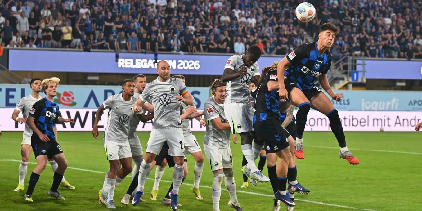 Paderborn and Wolfsburg players jumping for a high ball