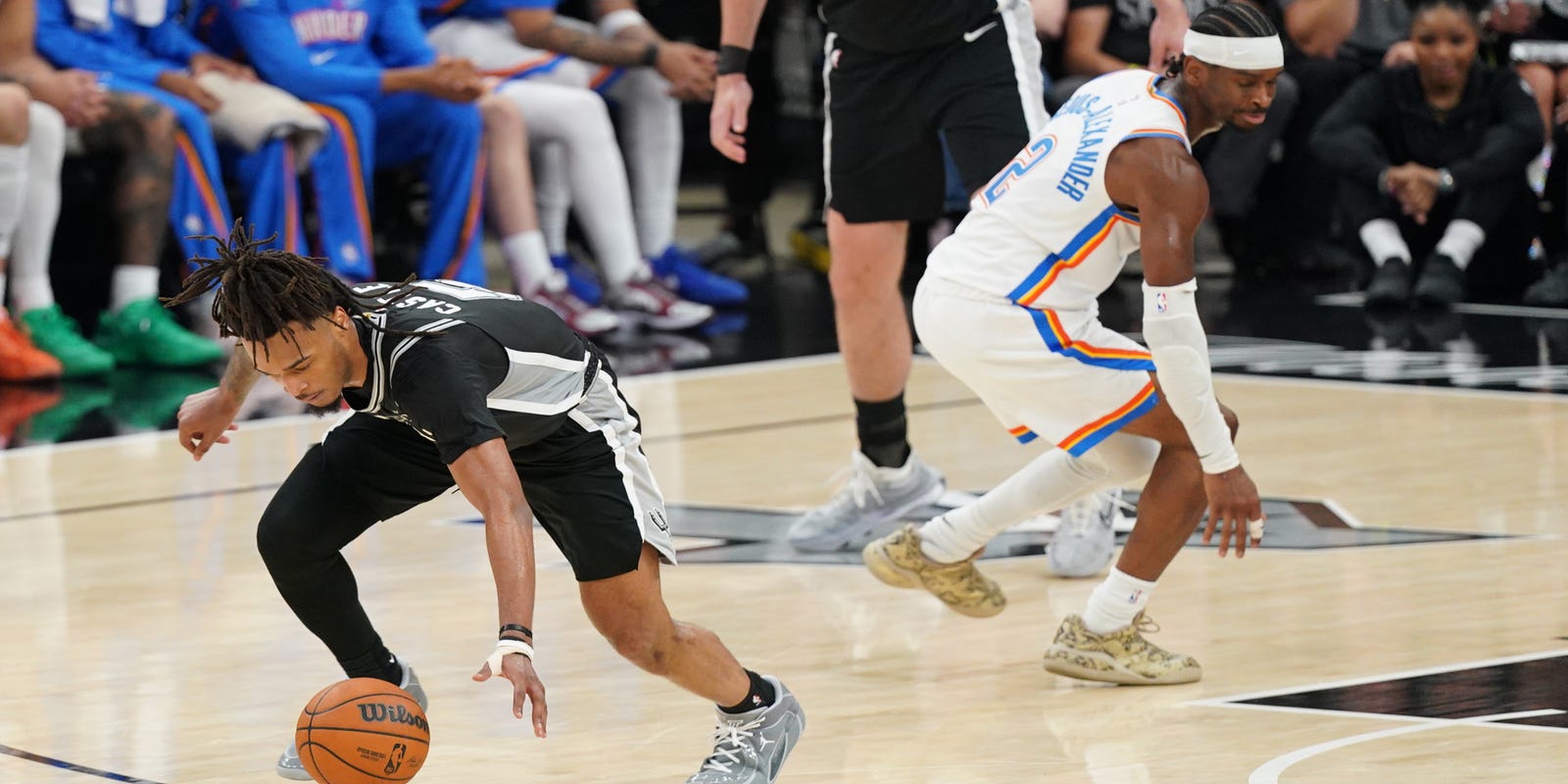 Stephon Castle dribbling the ball