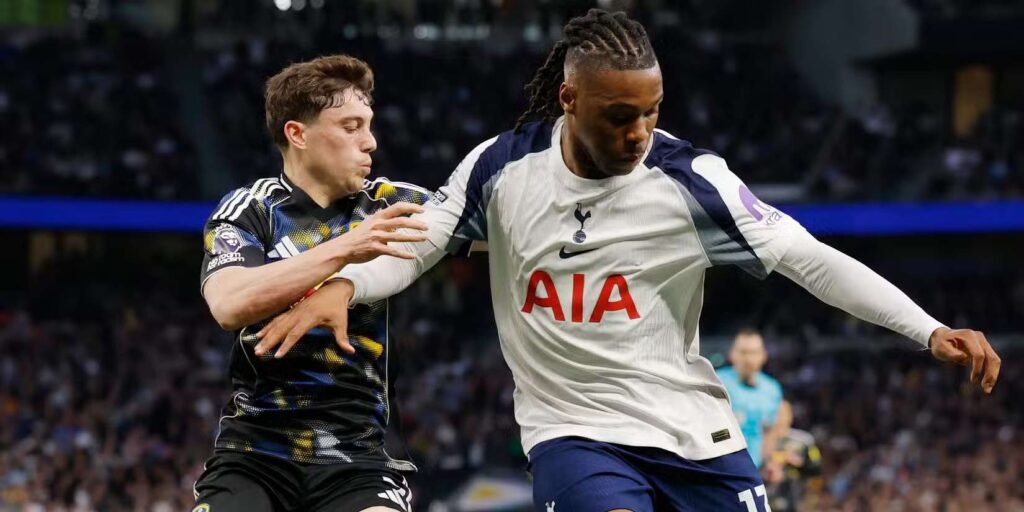 Leeds and Tottenham players in a battle for the ball