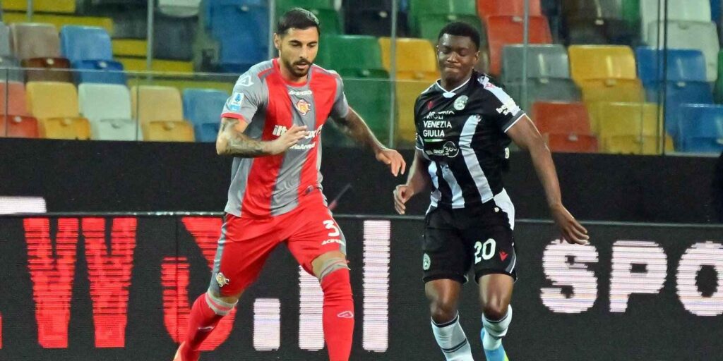 Cremonese and Udinese players in a battle for the ball