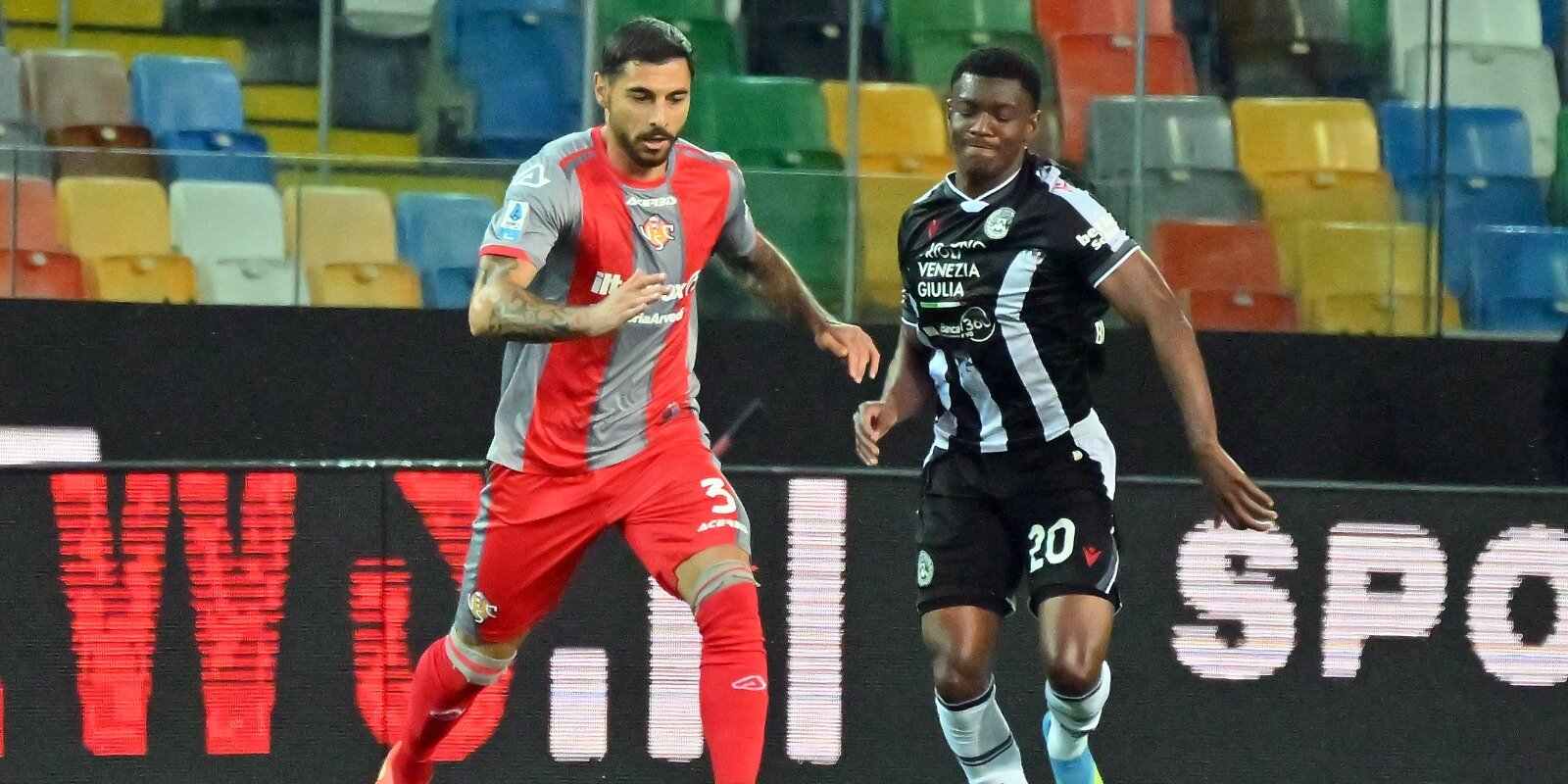 Cremonese and Udinese players in a battle for the ball