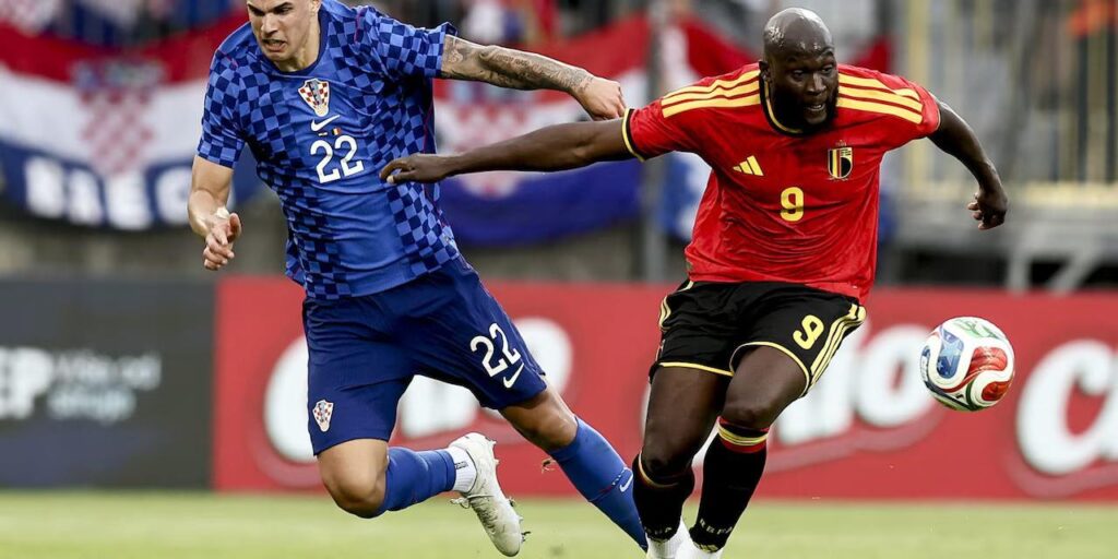 Romelu Lukaku and Luka Vuskovic in a battle for the ball