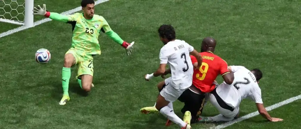 Egypt defenders trying to stop Romelu Lukaku