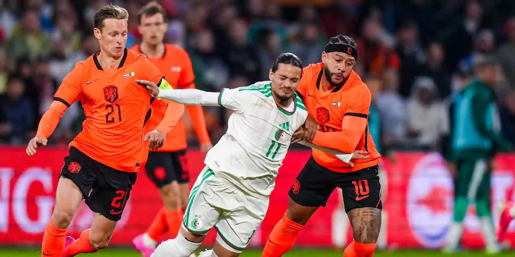 Memphis Depay and Anis Hadj Moussa in a battle for the ball