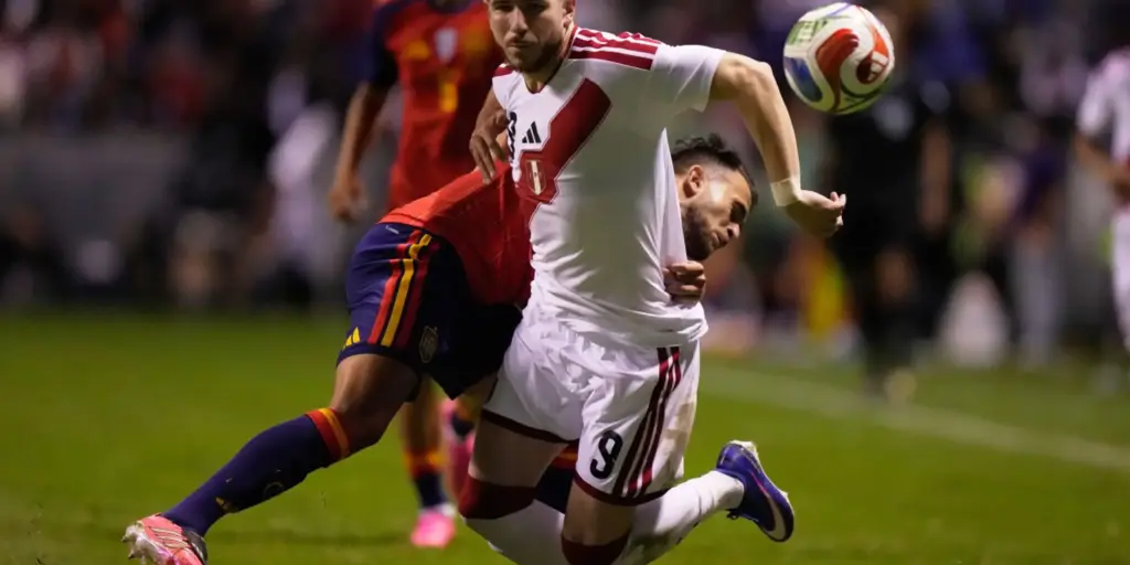 Spain and Peru players in a battle for the ball