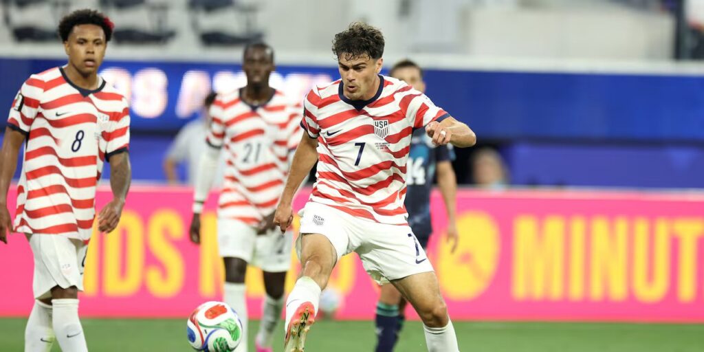 Giovanni Reyna passes the ball with the outside of his foot