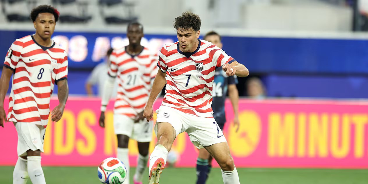 Giovanni Reyna passes the ball with the outside of his foot