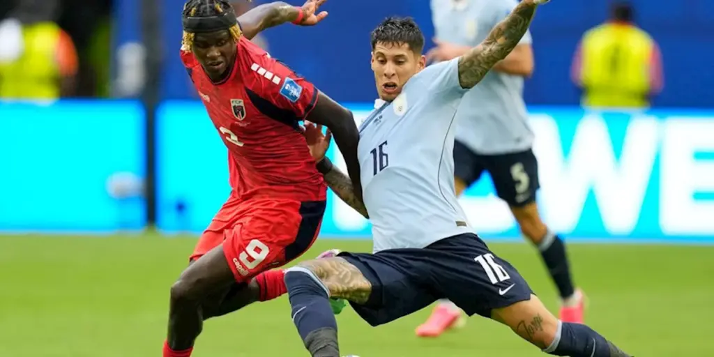 Cale Verde and Uruguay players in a battle for the ball