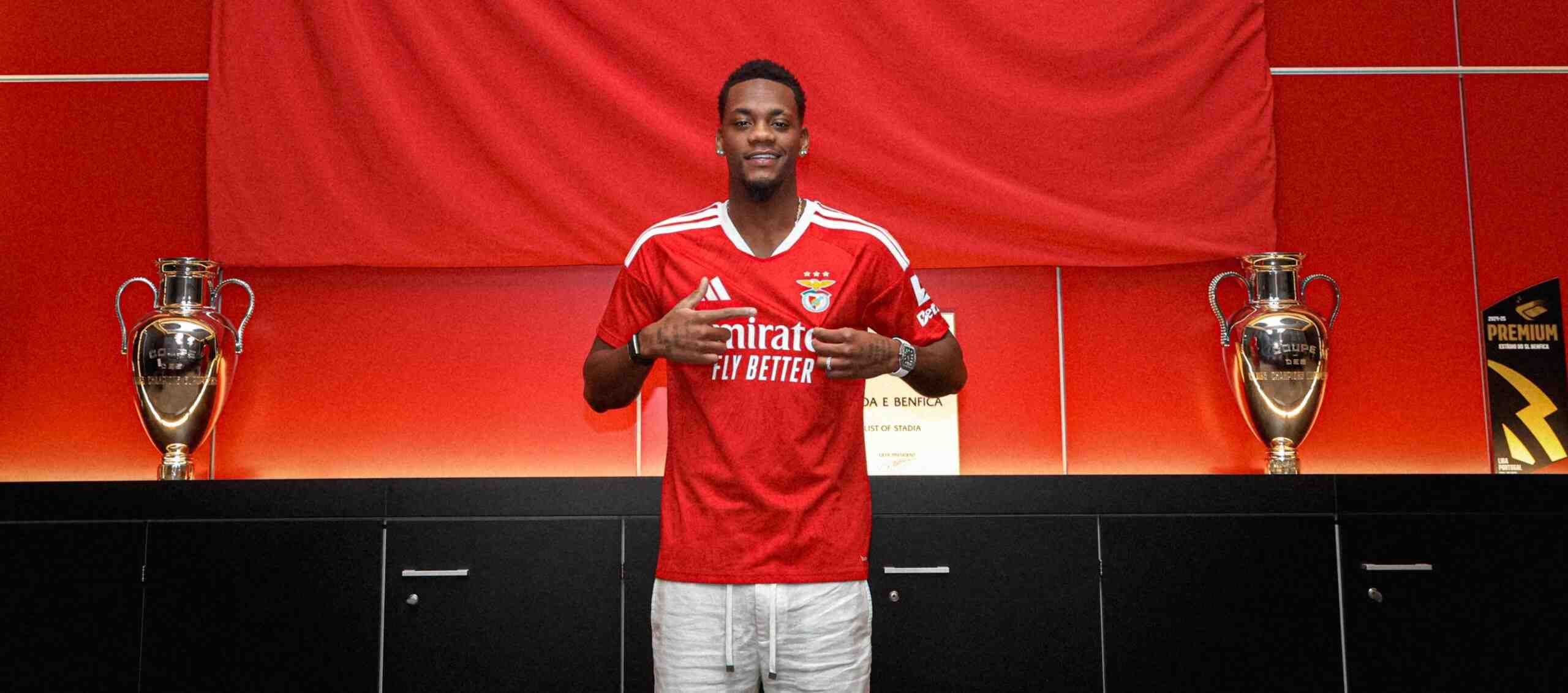 Jhon Duran posing with Benfica's shirt