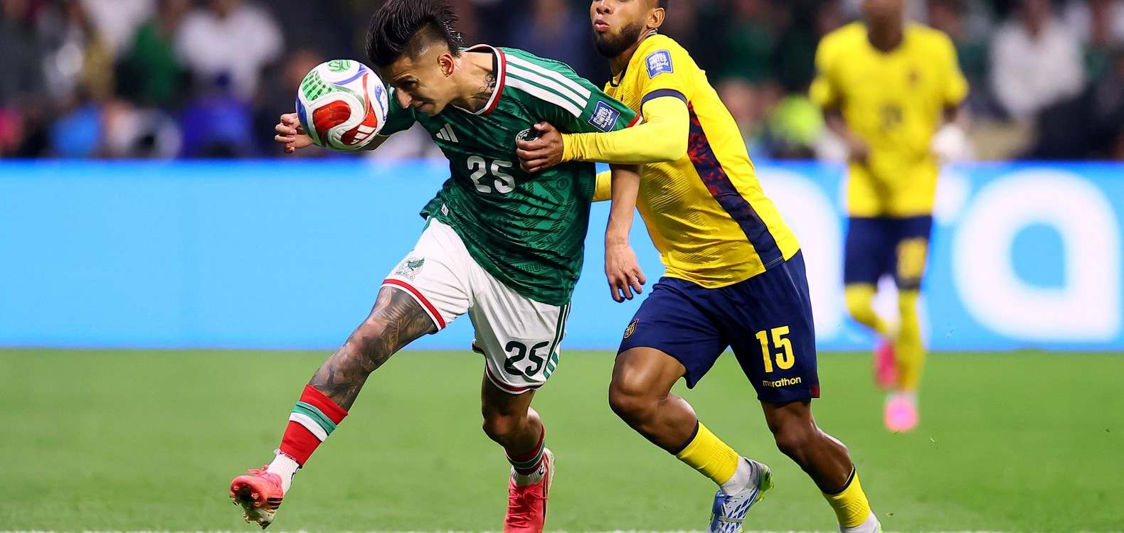 Mexico and Ecuador players in a battle for the ball