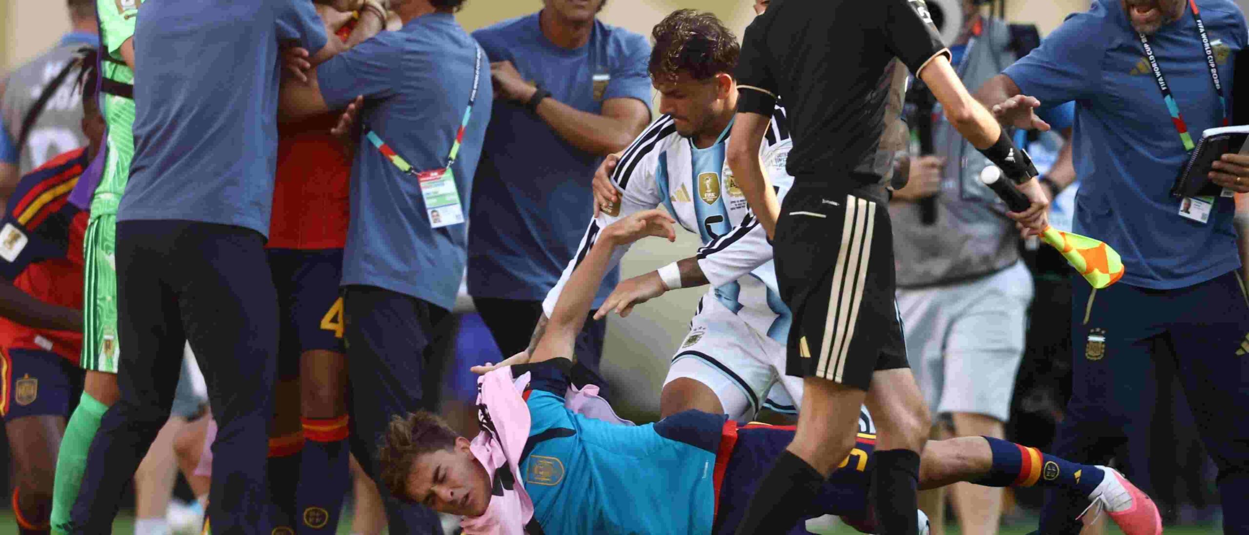 Leandro Paredes pushes Gavi to the ground