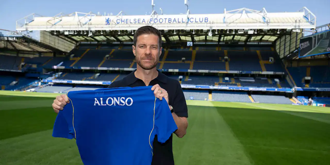 Xabi Alonso posing with Chelsea's shirt