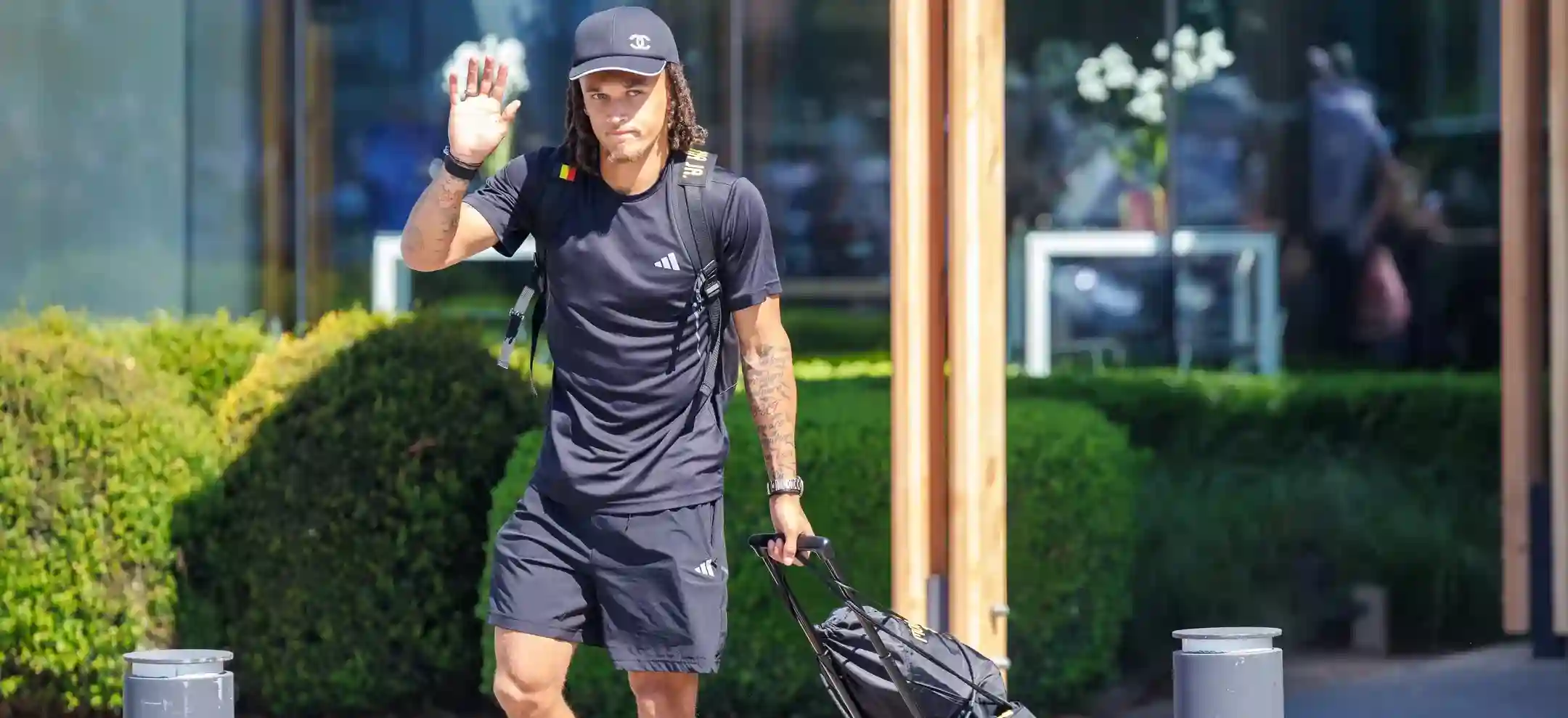 Diego Moireira waving at photographers