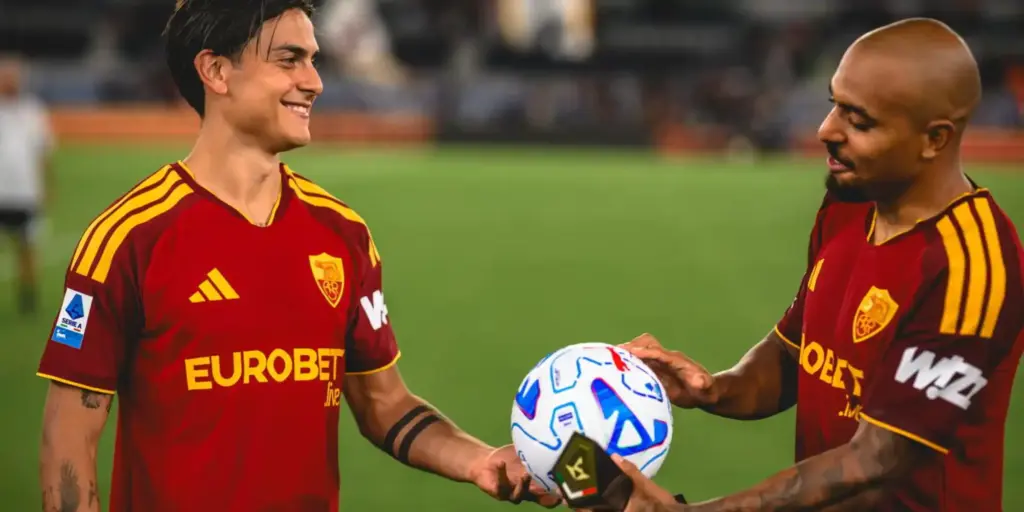 Roma forwards Paulo Dybala and Donyell Mallen