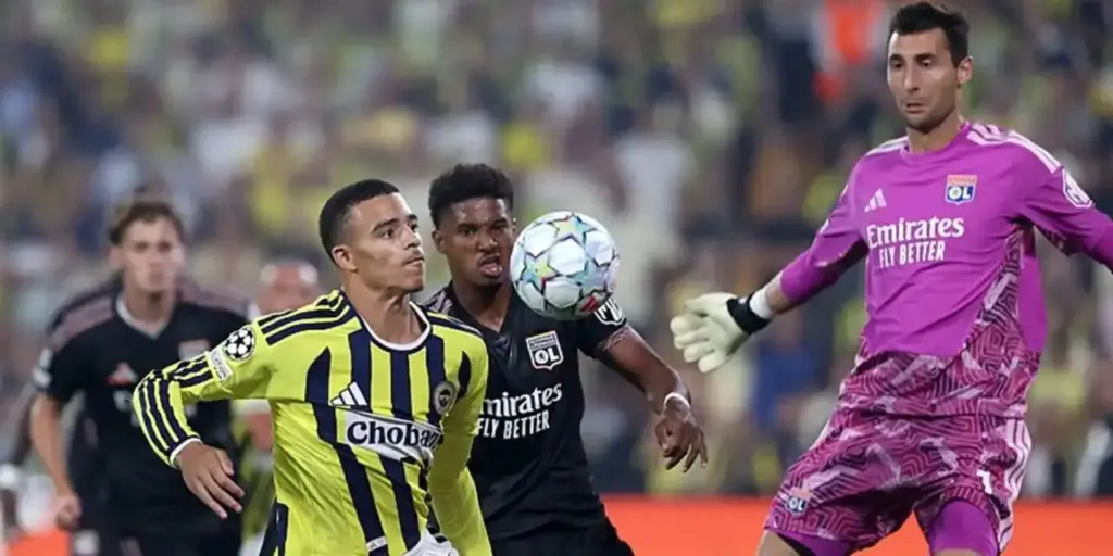 Fenerbahce and Lyon players in a battle for the ball