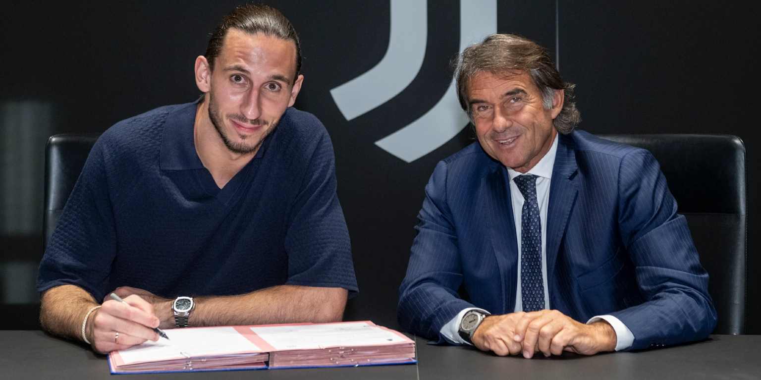 Kamil Grabara signing his Juventus contract