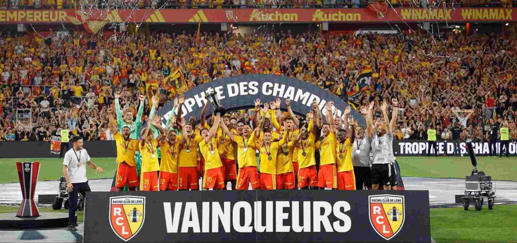 Lens players celebrate after defeating PSG 1-0