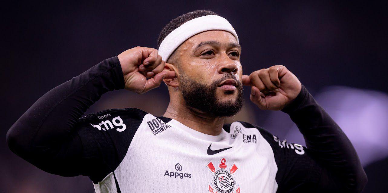 Memphis Depay with typical goal celebration