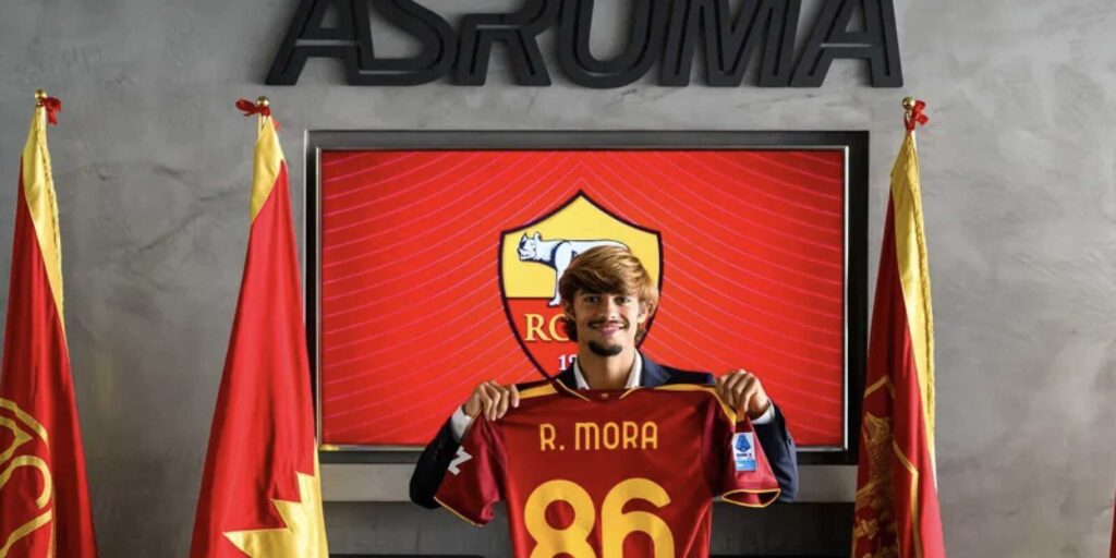 Rodrigo Mora posing with Roma's shirt