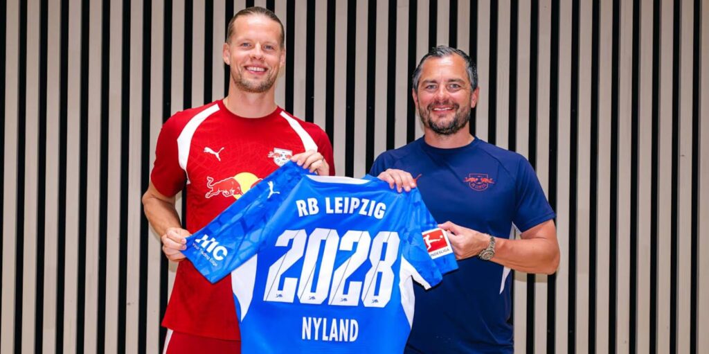 Orjan Nyland posing with RB Leipzig shirt