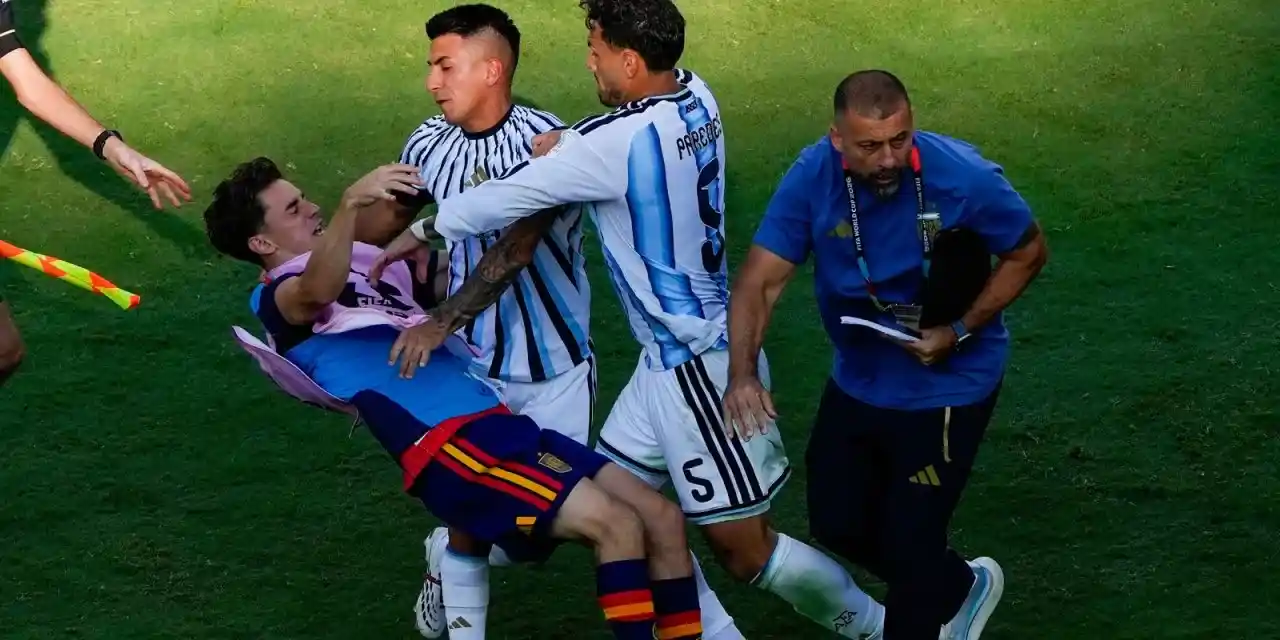 Leandro Paredes pushing Gavi to the ground