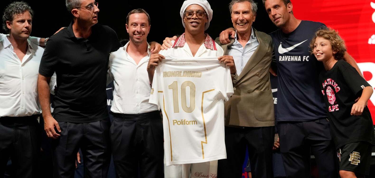 Ronaldinho posing with Ravenna shirt