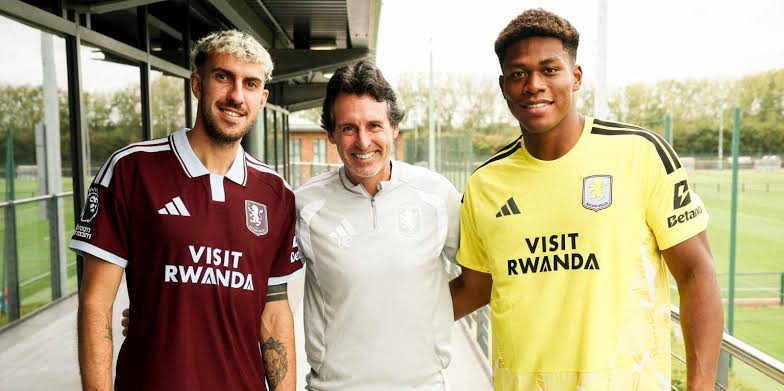 Aston Villa head coach Unai Emery with the club's latest additions - Matteo Ruggeri and Zion Suzuki