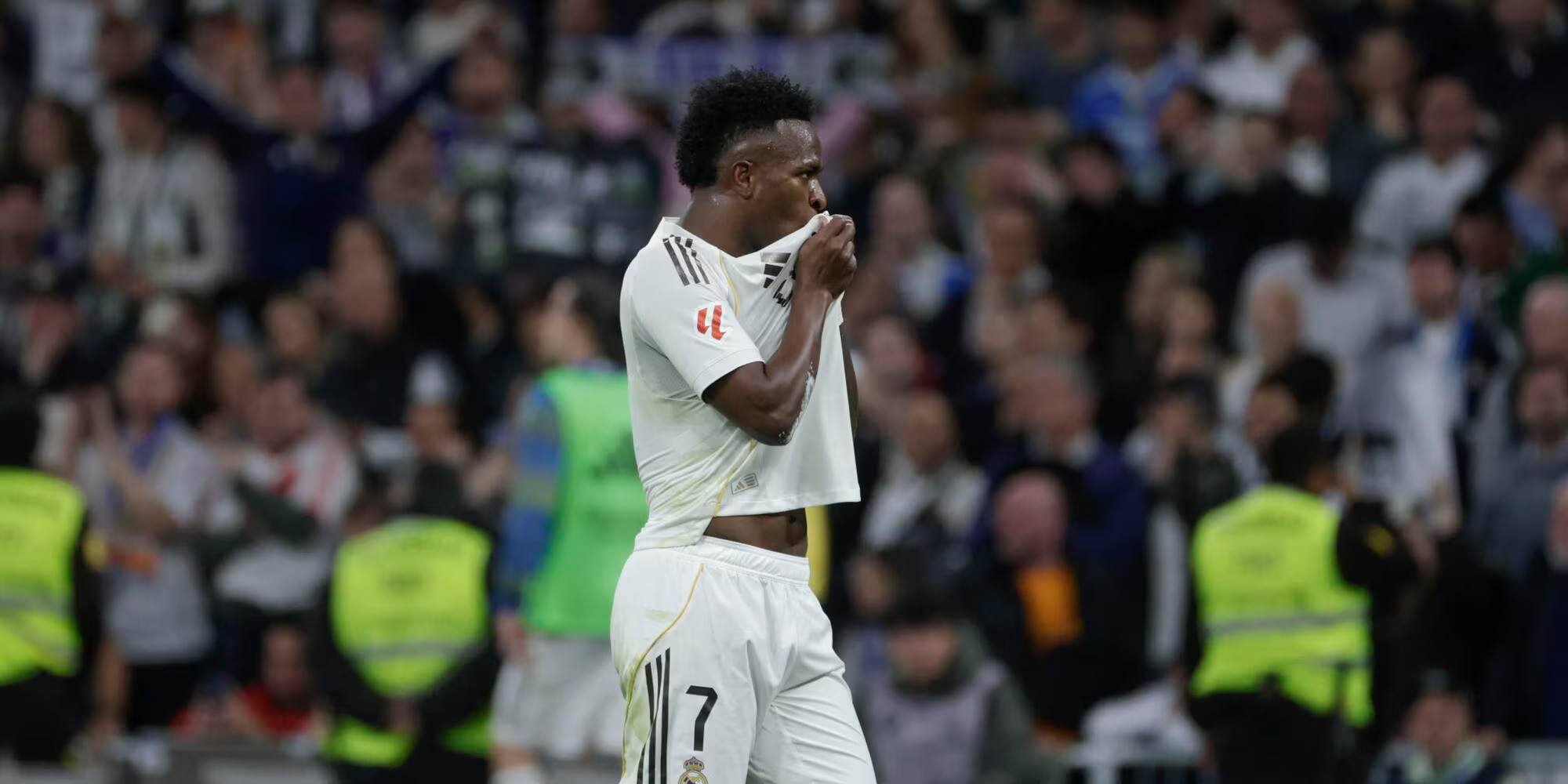 Vinicius Junior kissing Real Madrid's badge