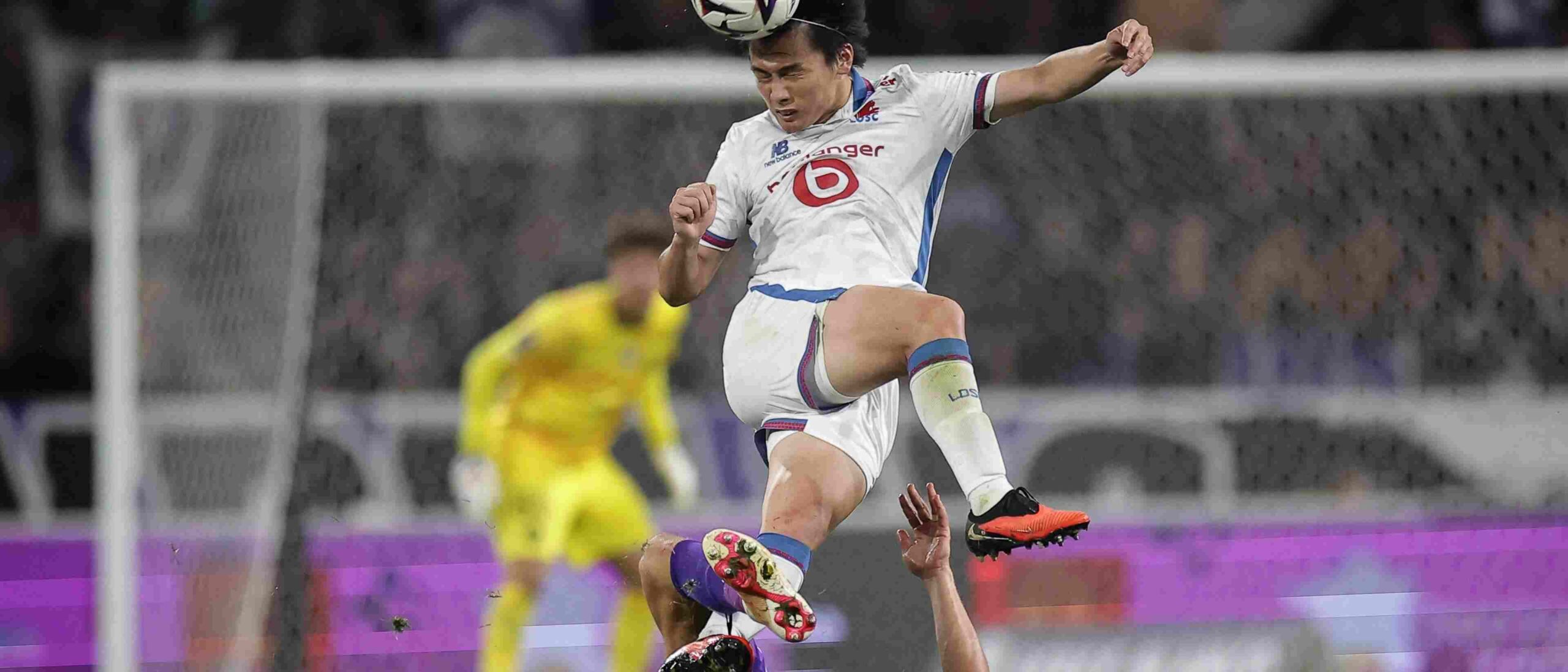 Ayase Ueda heading the ball