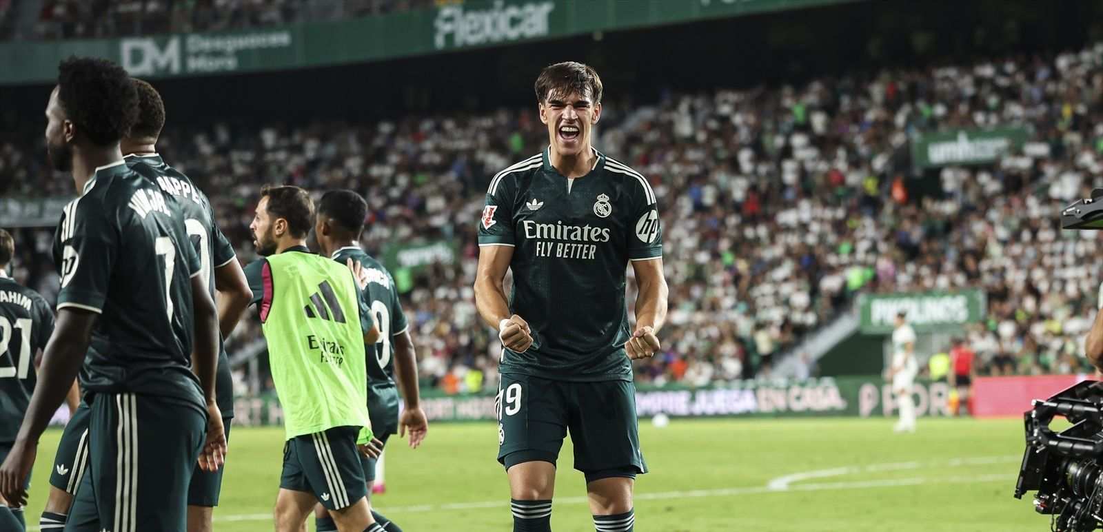 Carlos Espi celebrates after scoring stoppage-time winner against Elche