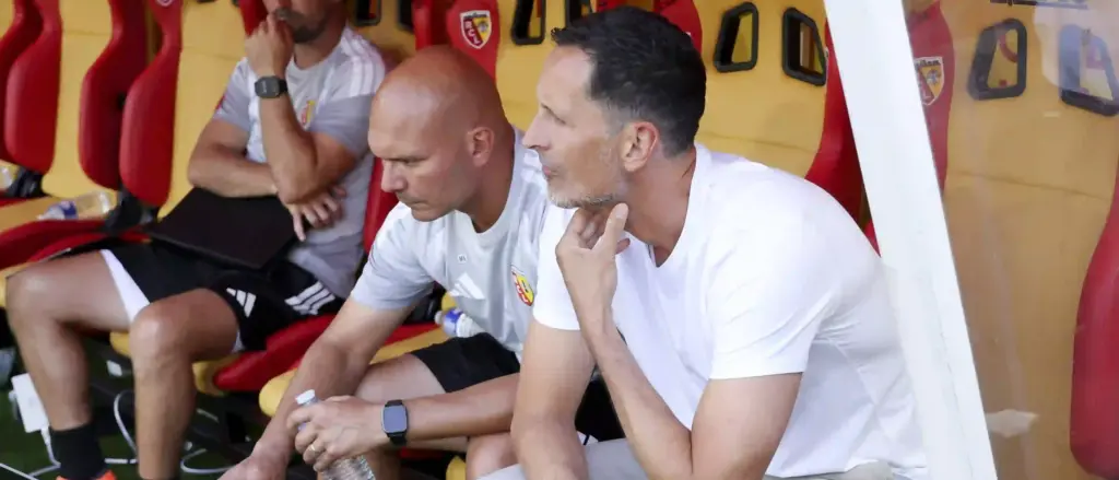 Dino Toppmoller sitting at Lens' bench