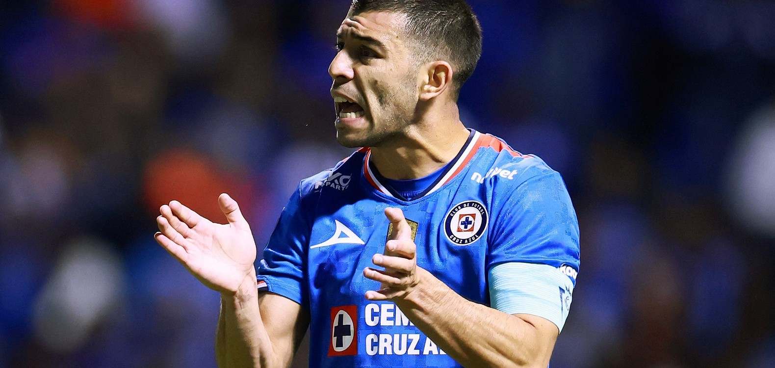 Cruz Azul player Eric Lira