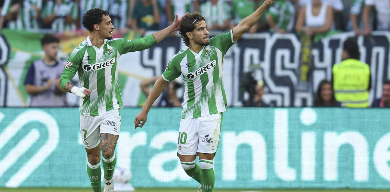 Betis players congratulate the fans