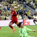 Fenerbahce player lobbing Roma's goalkeeper