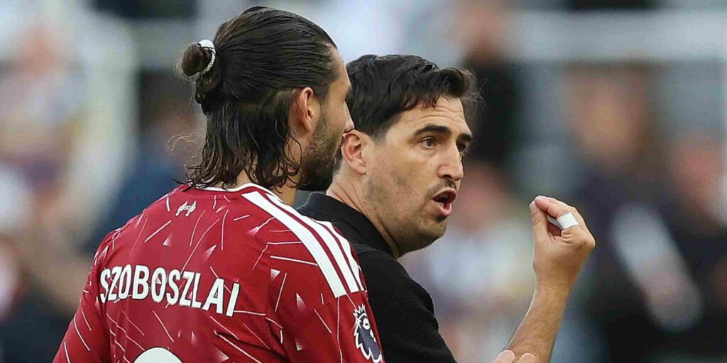 Andoni Iraola giving instructions to Dominik Szoboszlai