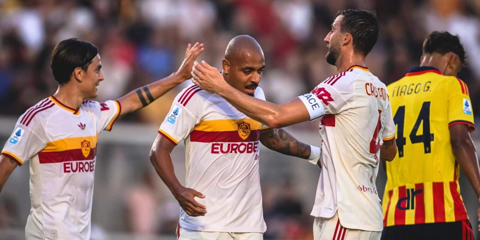 Roma players congratulate Donyell Malen after scoring against Lecce