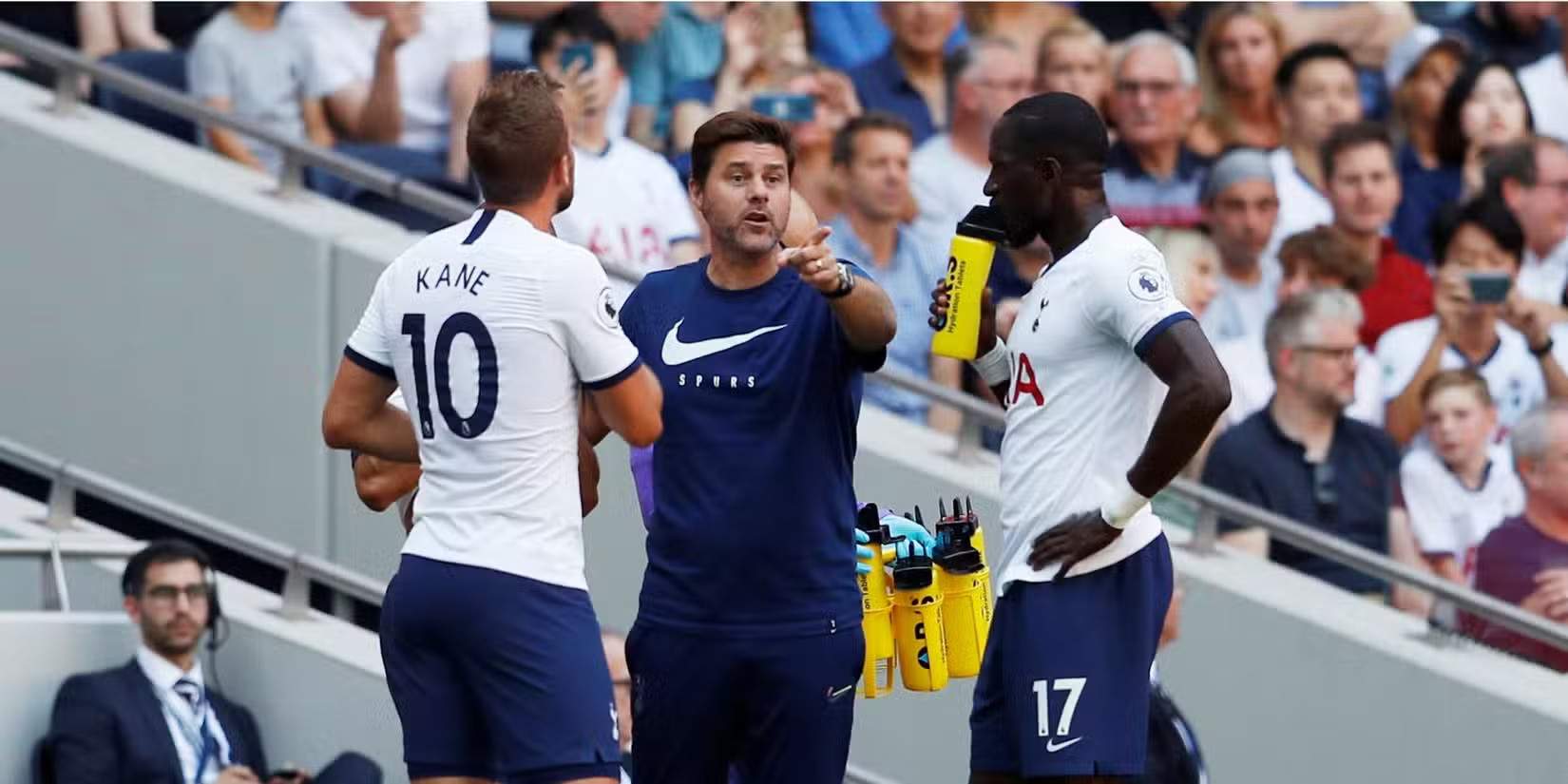 Mauricio Pochettino giving instruction to Harry Kane during their time at Tottenham