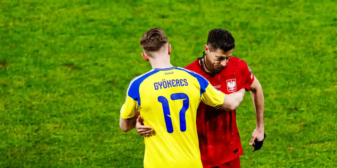 VIktor Gyokeres and Robert Lewandowski congratulate one another after Sweden's 3-1 win over Poland