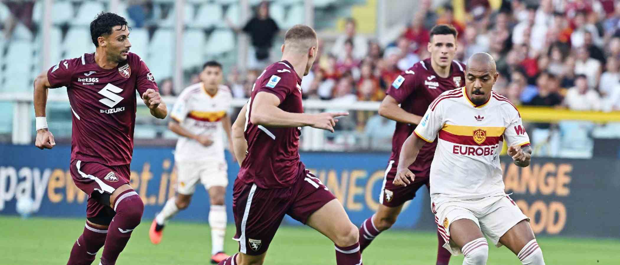 Roma forward Donyell Malen surrounded by three Torino players