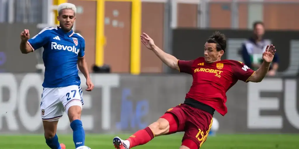 Como and Roma players in a battle for the ball